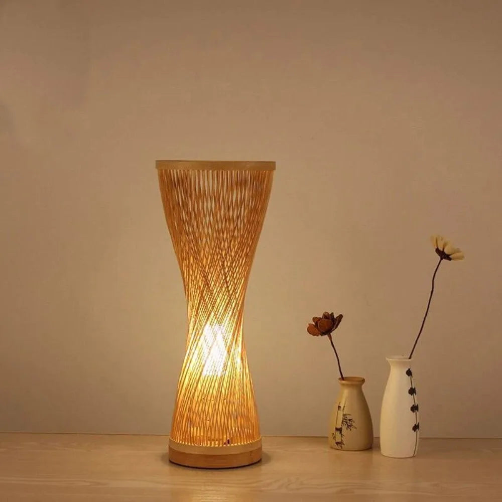 Lampe en bambou tressé main, forme sablier – Takeo allumée