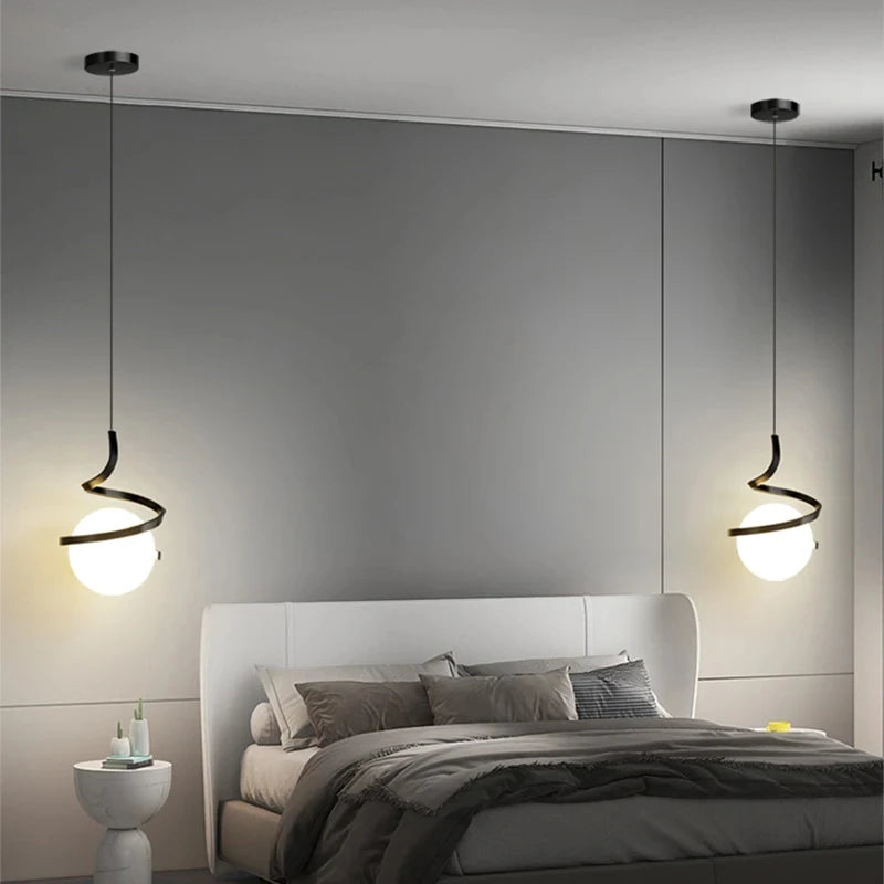Suspension spirale et globe opalin – Sanary dans un intérieur