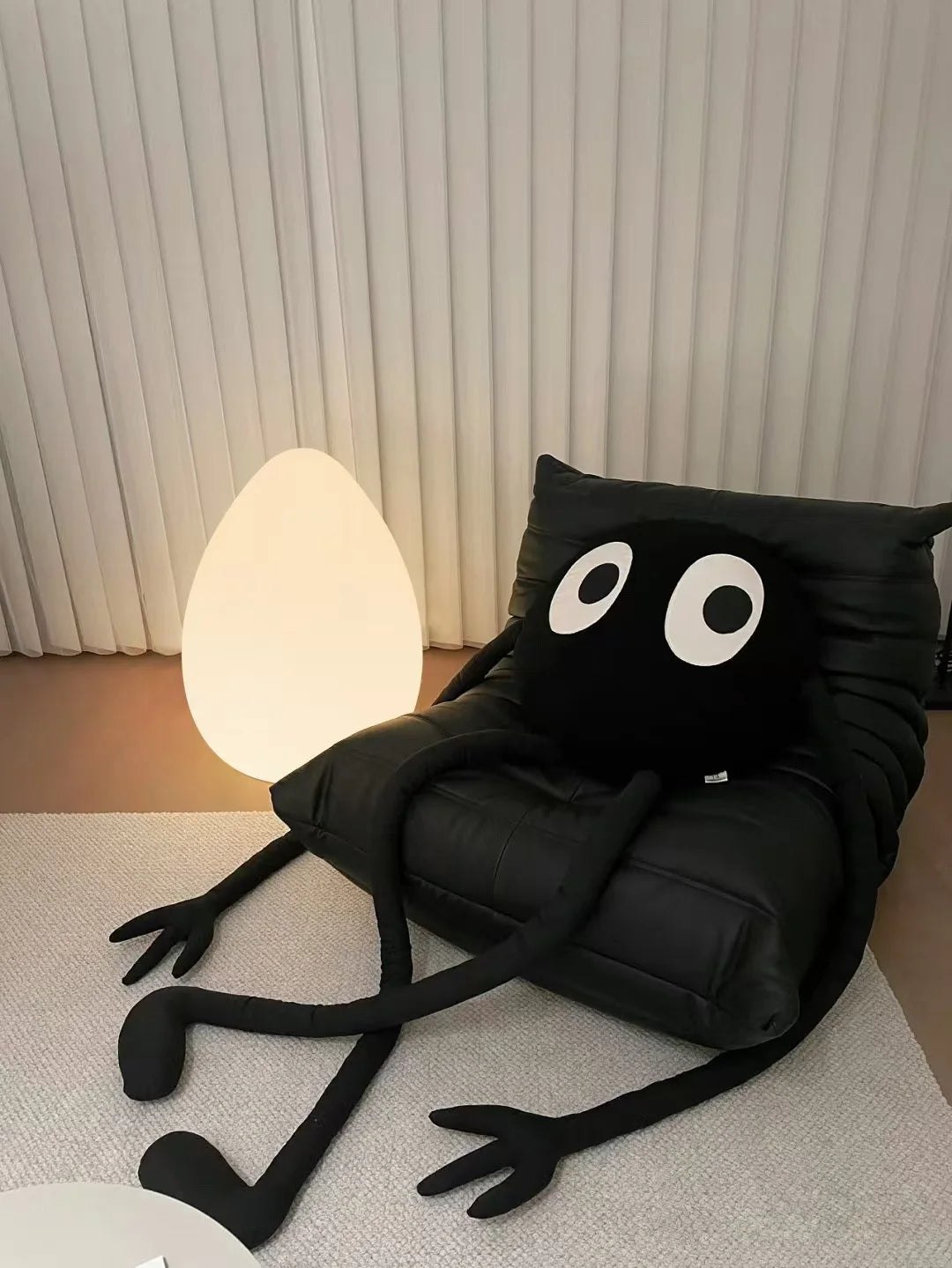 Espelette, œuf de lumière posé au sol, en situation