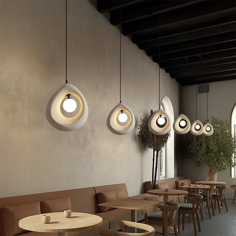 Suspension galet ajouré et globe opalin, blanc ou gris – Uchiko dans un intérieur