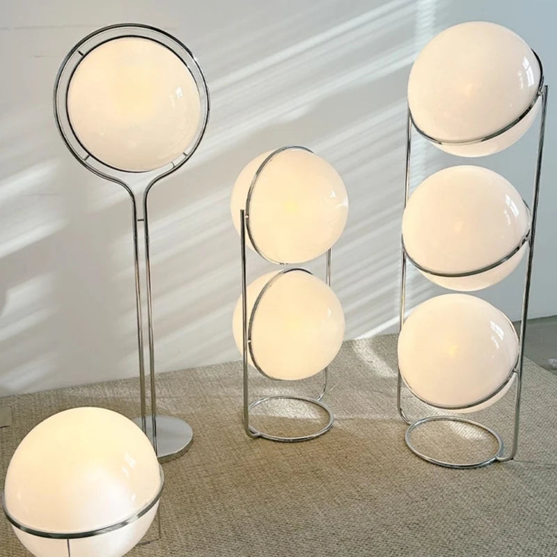 Lampadaire globes opalins et cadre chromé – Biarritz, vue d’ambiance
