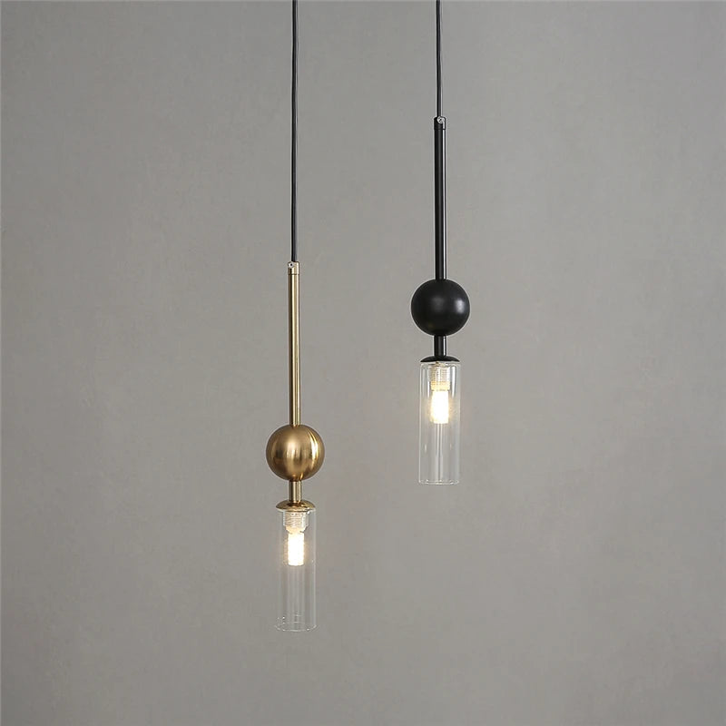 Suspension tube de verre et sphère, dorée ou noire – Montaigne allumée