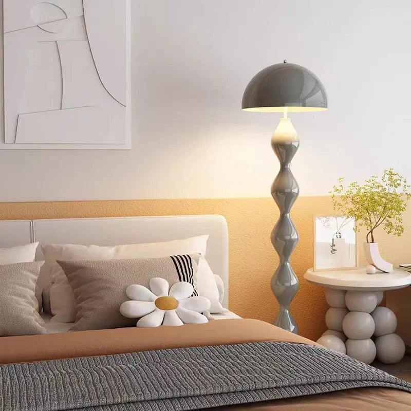 Lampadaire champignon laqué, six couleurs – Cortona dans un intérieur