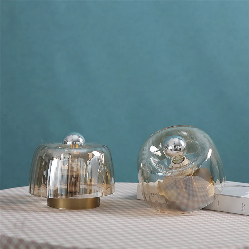 Applique coupe en verre strié, transparent ou cognac – Royan, vue d’ambiance