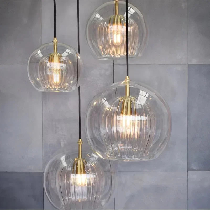 Suspension boule en verre strié à double paroi – Siena allumée