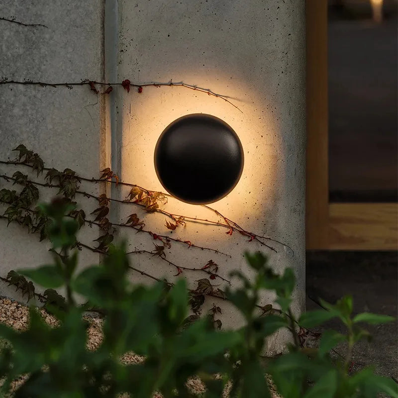 Mesquer, disque d'aluminium et halo de lumière, en situation
