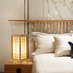 Lampadaire lanterne japonaise en bois – Takamatsu dans un intérieur