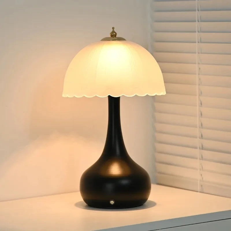 Lampe sans fil, dôme de verre festonné et pied noir – Maiori allumée