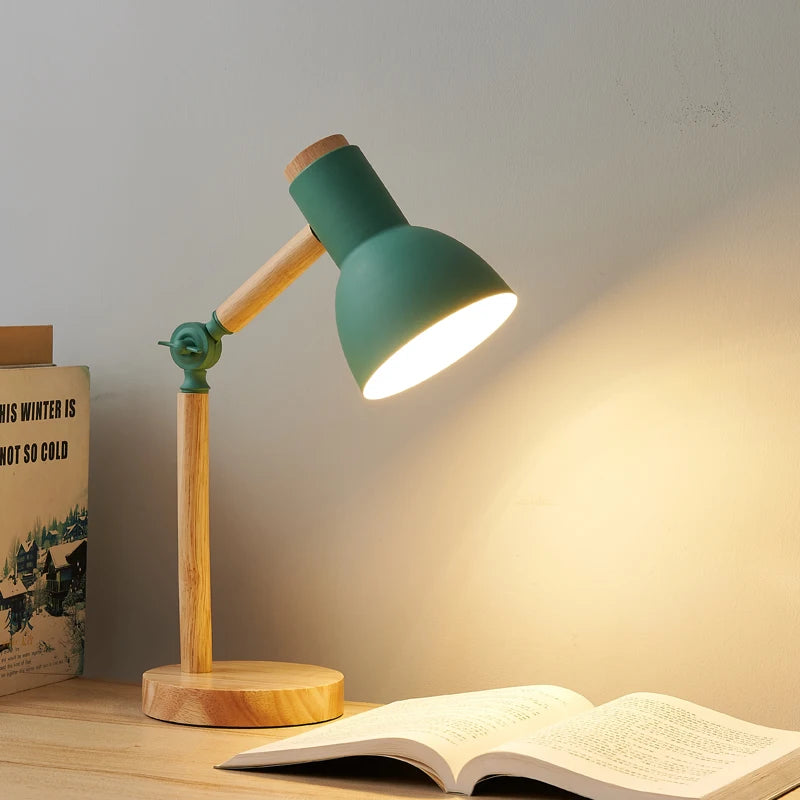 Lampe de bureau articulée en bois et métal laqué – Cordes, finition vert sauge