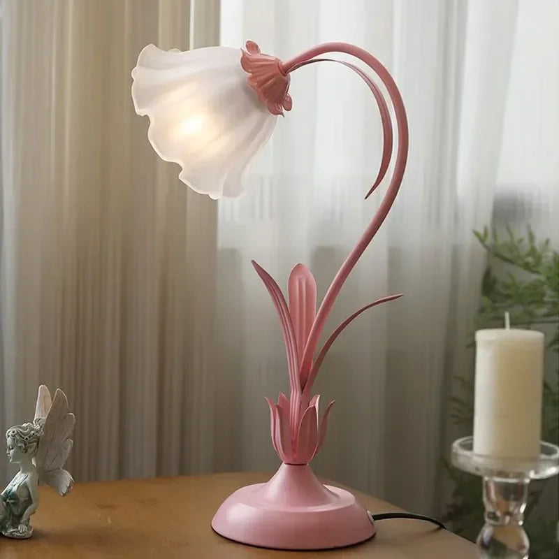 Lampe fleur, tige courbée et corolle opaline, rose ou vert – Gerberoy, vue d’ambiance
