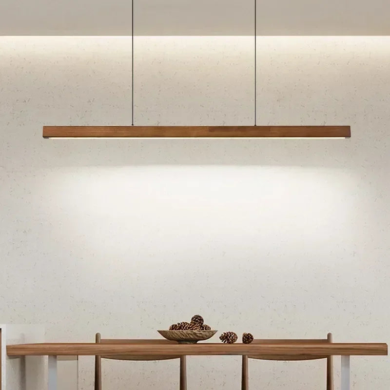 Suspension linéaire LED en bois, style minimaliste – Vence allumée