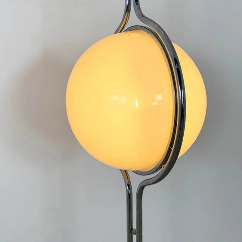 Lampadaire globes opalins et cadre chromé – Biarritz allumé
