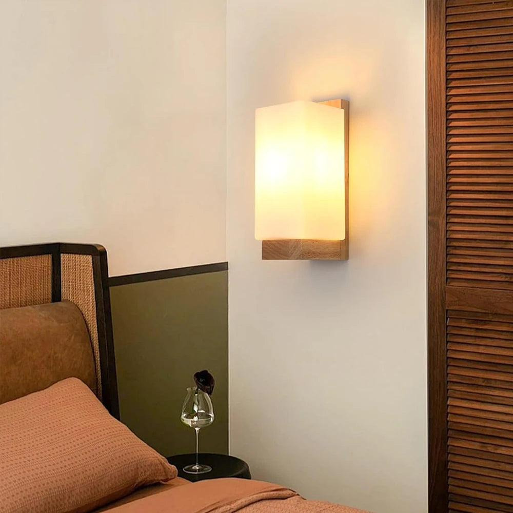 Applique en bois et verre opalin, cinq formes – Karatsu, vue d’ambiance