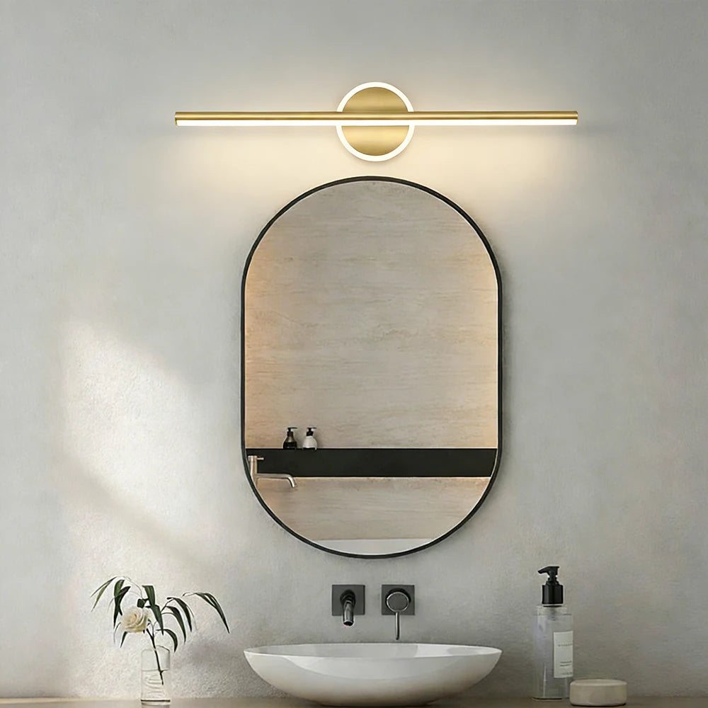 Applique LED barre fine et disque, noir ou doré, 40 à 80 cm – Saturnia allumée