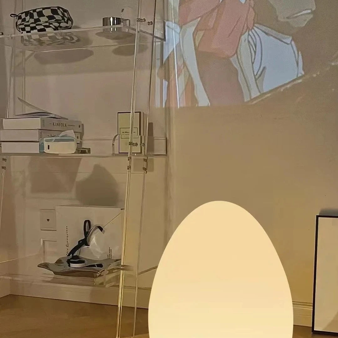 Espelette, œuf de lumière posé au sol, en situation