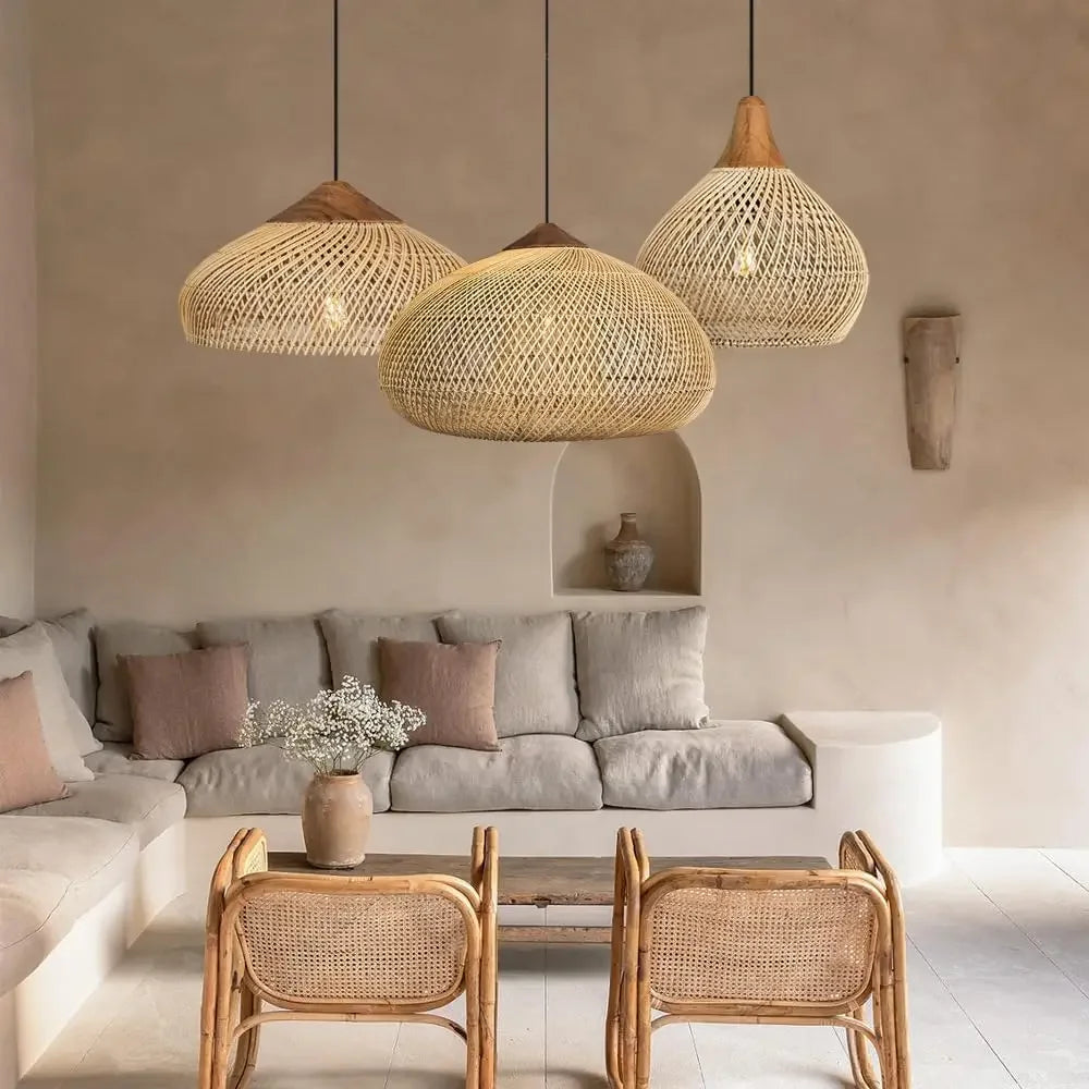 Suspension en rotin tressé et bois, style bohème – Ramatuelle allumée