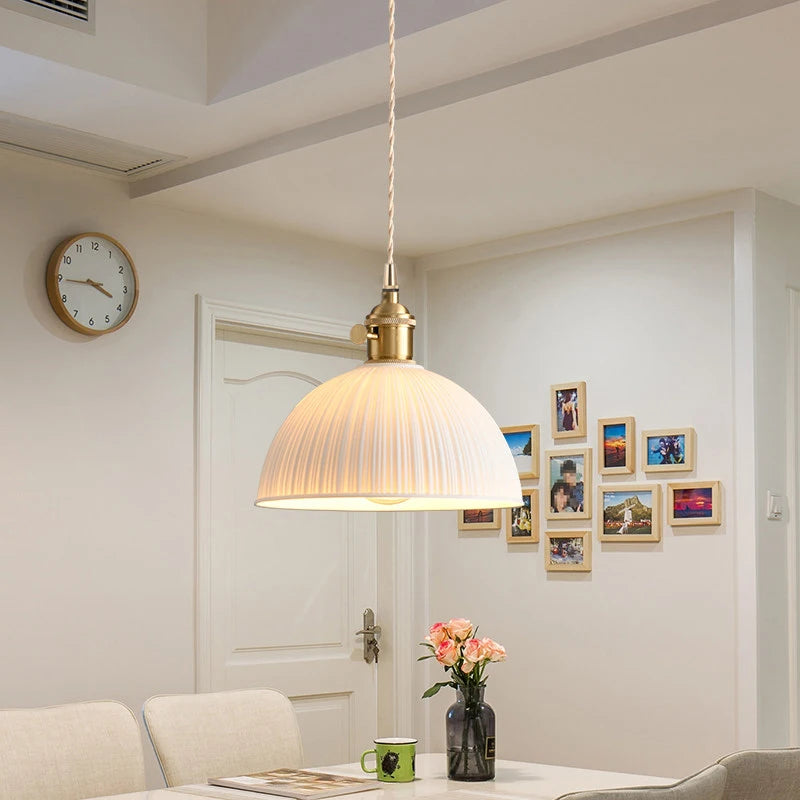Suspension dôme en céramique côtelée blanche, Ø 19 cm – Saoû dans un intérieur