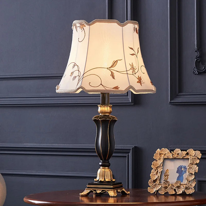Lampe de chevet classique, pied balustre et abat-jour brodé – Azay, finition pied noir