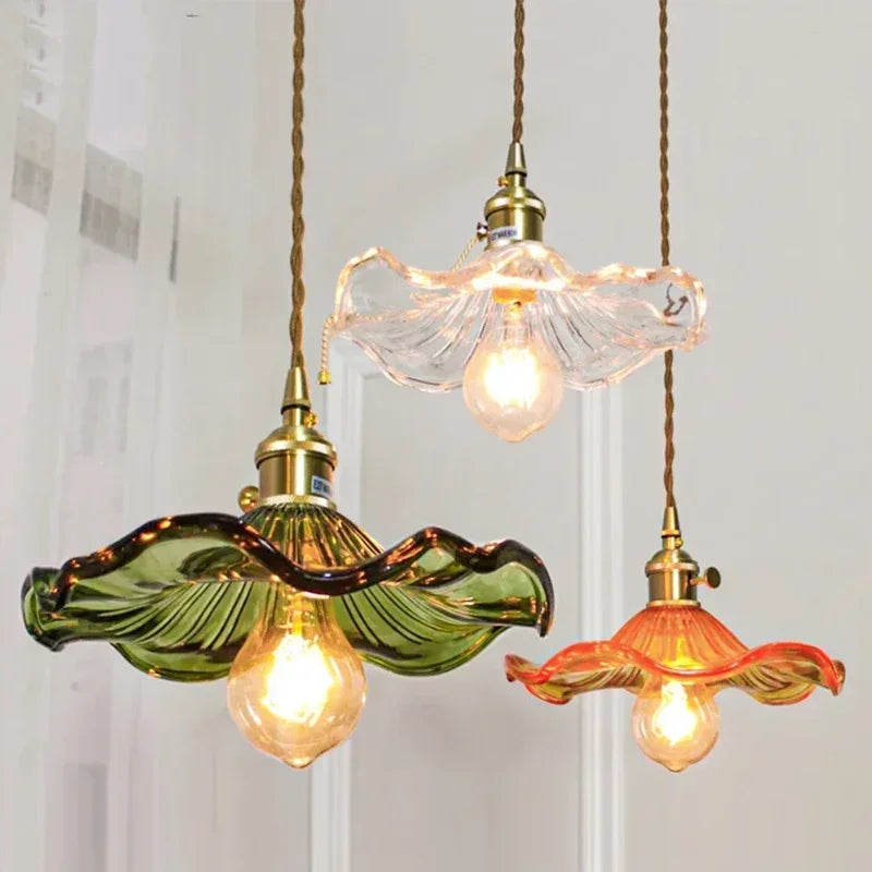 Suspension corolle en verre strié rétro – Ostuni dans un intérieur