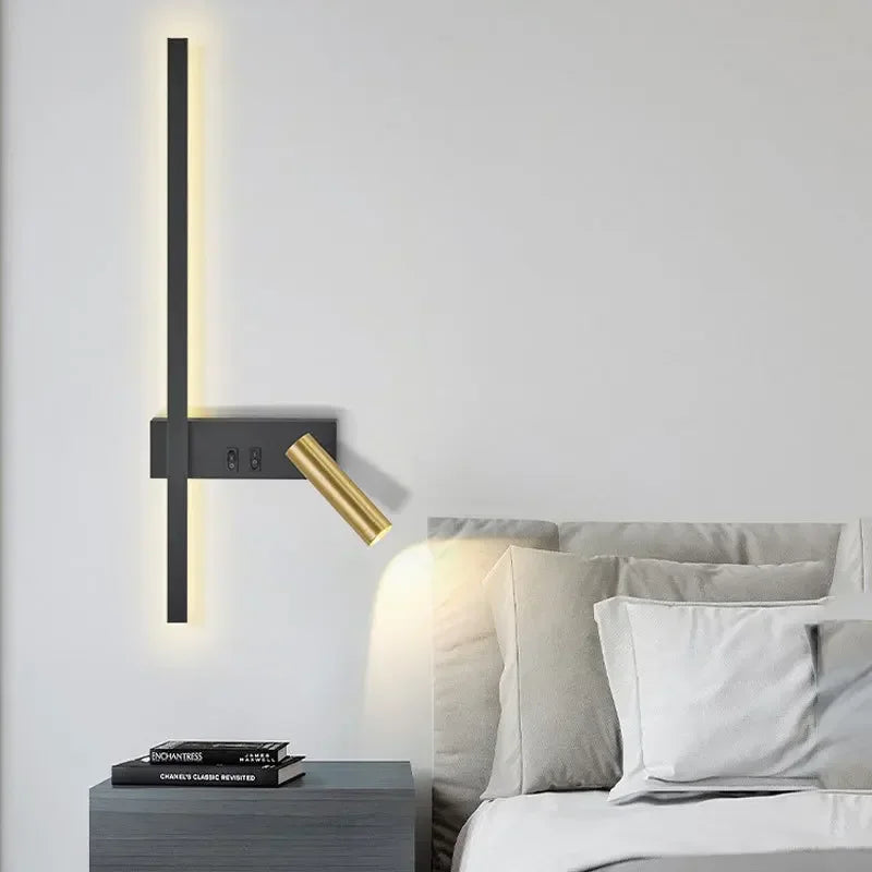 Applique LED barre noire et liseuse dorée orientable – Malcesine, vue d’ambiance