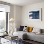 Lampadaire sculptural ondulé et abat-jour plissé – Joucas, sur fond blanc