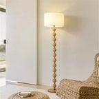 Lampadaire en bois massif, style japonais, deux modèles – Ouchi dans un intérieur