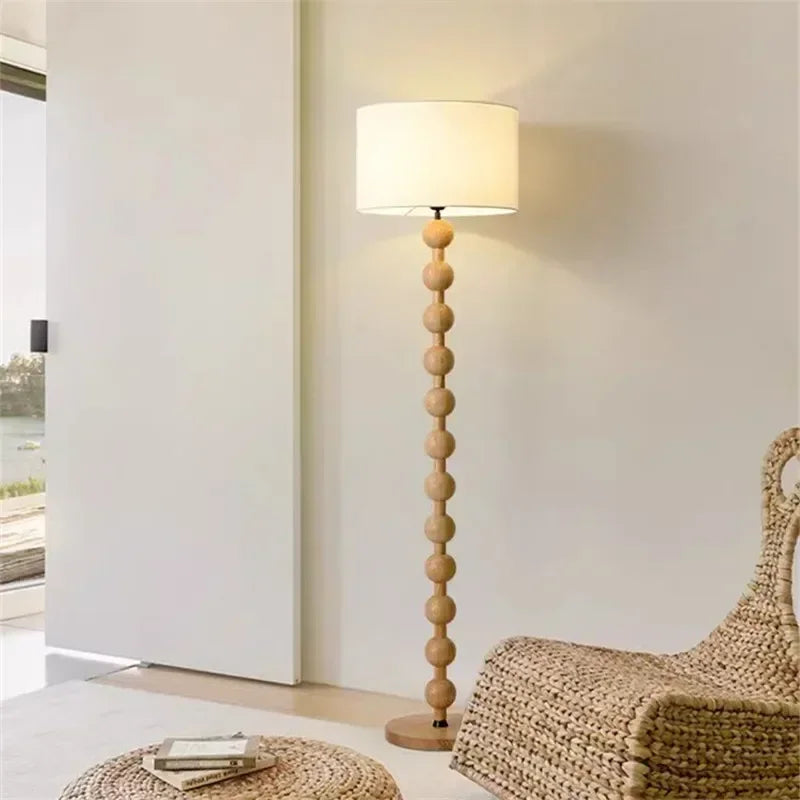 Lampadaire en bois massif, style japonais, deux modèles – Ouchi dans un intérieur
