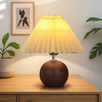 Lampe abat-jour plissé et pied boule en bois – Conques, vue d’ambiance