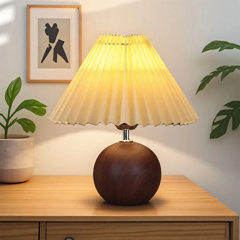 Lampe abat-jour plissé et pied boule en bois – Conques, vue d’ambiance