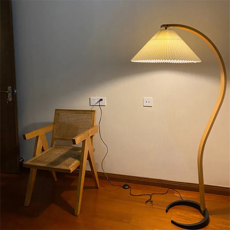 Lampadaire arc en bois courbé et abat-jour plissé – Mougins, vue d’ambiance