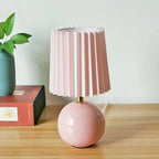 Lampe pied boule en céramique et abat-jour plissé – Marsanne, vue d’ambiance