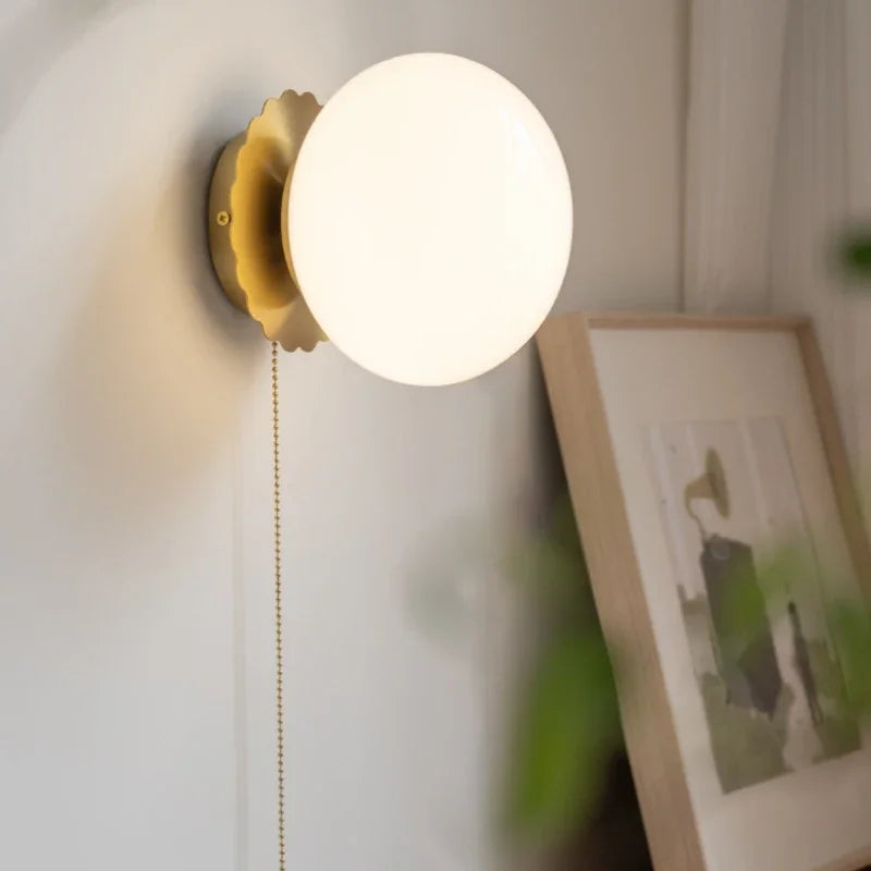 Applique boule de verre crème, blanc ou rose, esprit Bauhaus – Arona allumée