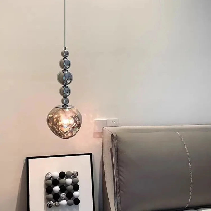 Suspension perles chromées et globe fumé – Bormes dans un intérieur