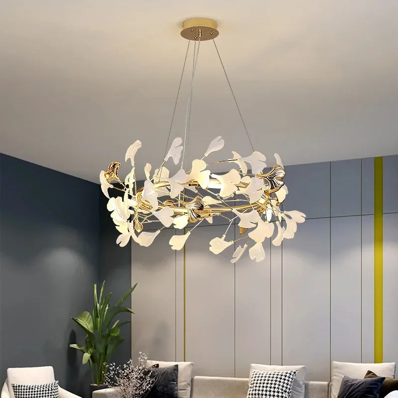 Chamarande, feuilles de ginkgo sur branches dorées, en situation