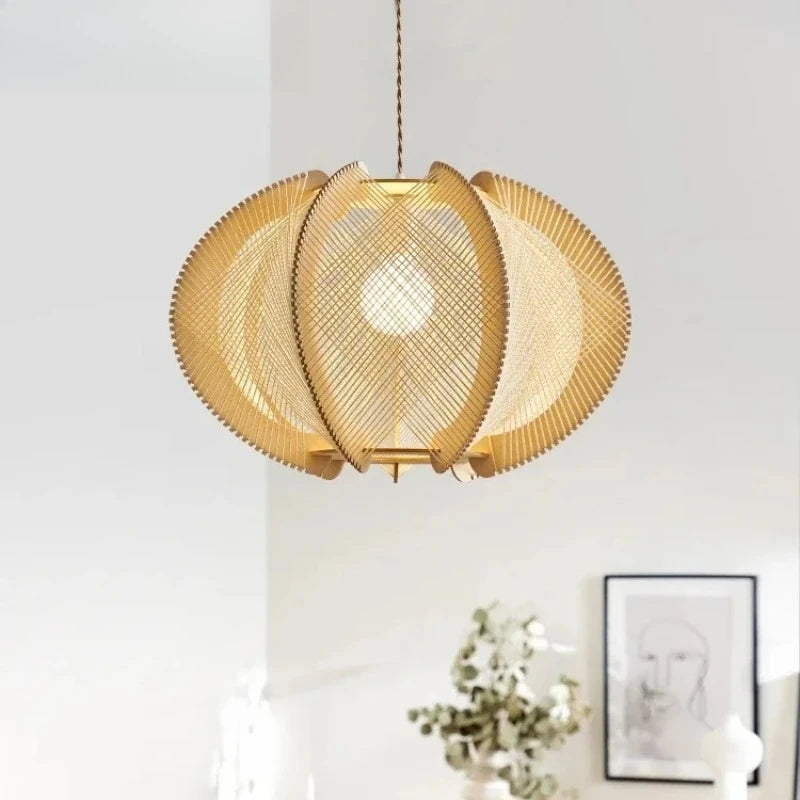 Suspension lanterne en corde de chanvre et bois – Locronan allumée