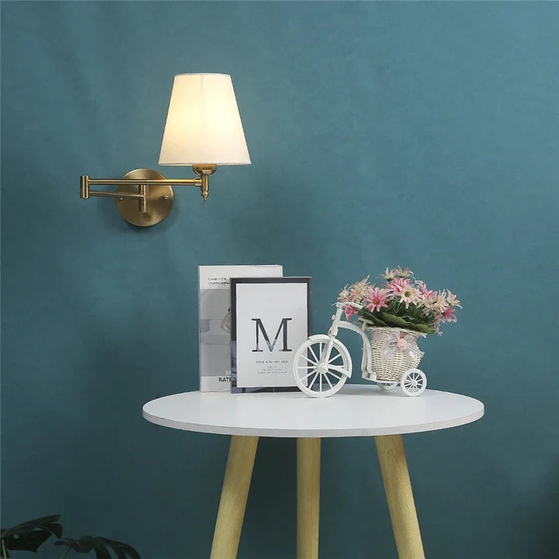 Applique à bras articulé et abat-jour en tissu – Pontoise dans un intérieur