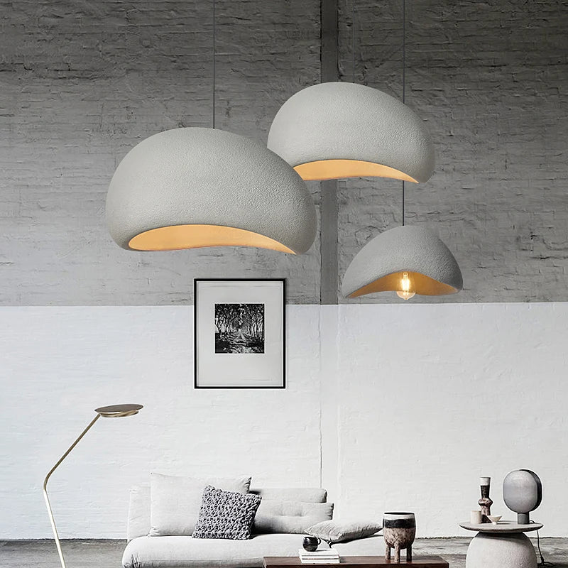 Suspension galet wabi-sabi blanc ou gris, Ø 30 à 60 cm – Teshima, vue d’ambiance