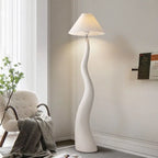 Lampadaire sculptural ondulé et abat-jour plissé – Joucas dans un intérieur
