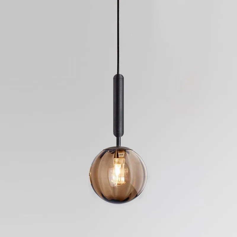 Suspension globe en verre teinté et tige, noir ou doré – Lido, finition noir, verre ambré