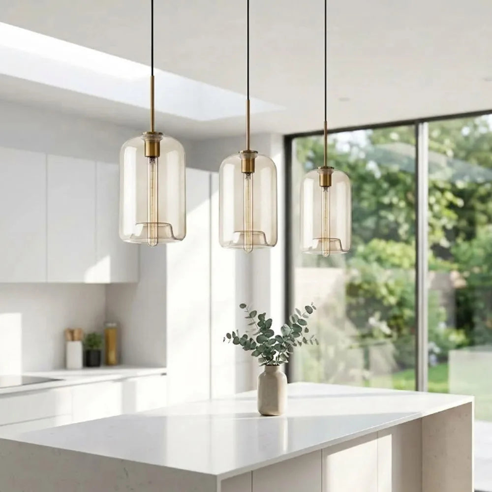 Suspension en verre cognac, cinq formes, monture laiton – Sovana dans un intérieur