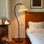Lampadaire arc en bois courbé et abat-jour en tissu – Grimaud dans un intérieur