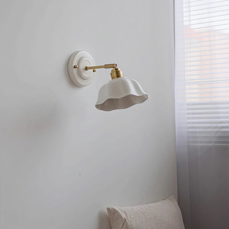 Applique en céramique et bras laiton orientable – Tokoname, vue d’ambiance