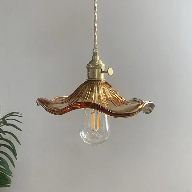 Suspension corolle en verre strié rétro – Ostuni, vue d’ambiance