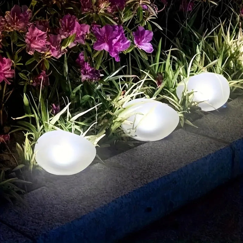 Molène, galet lumineux solaire pour le jardin, en situation