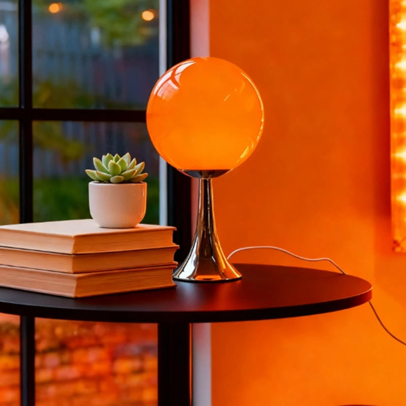 Lampe à poser globe de verre sur pied chromé – Cabourg dans un intérieur