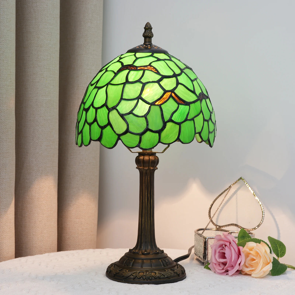 Lampe à poser vitrail coloré, pied bronze – Banyuls, finition feuillage vert