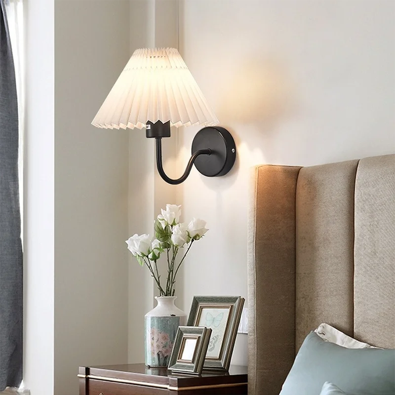 Applique col de cygne et abat-jour plissé – Houlgate dans un intérieur