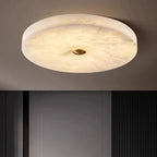 Plafonnier disque en albâtre, extra-plat – Carrare dans un intérieur