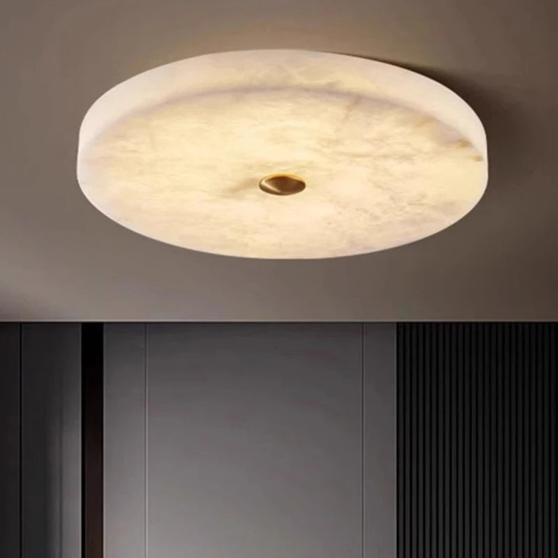 Plafonnier disque en albâtre, extra-plat – Carrare dans un intérieur