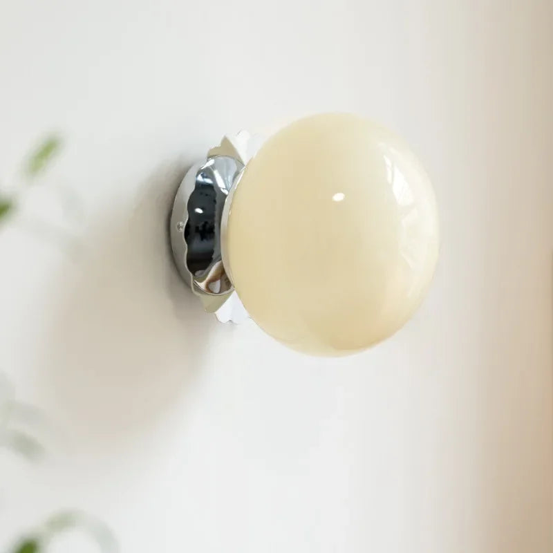 Applique boule de verre crème, blanc ou rose, esprit Bauhaus – Arona, vue d’ambiance